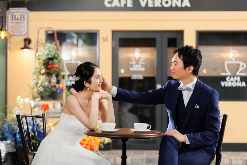 オシャレな街中のカフェでデートの様子を