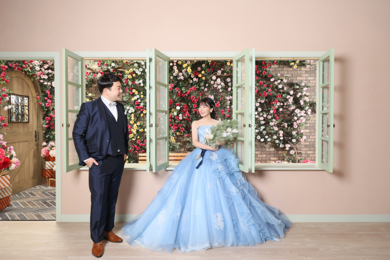 窓辺でたっぷりのブーケを抱えて