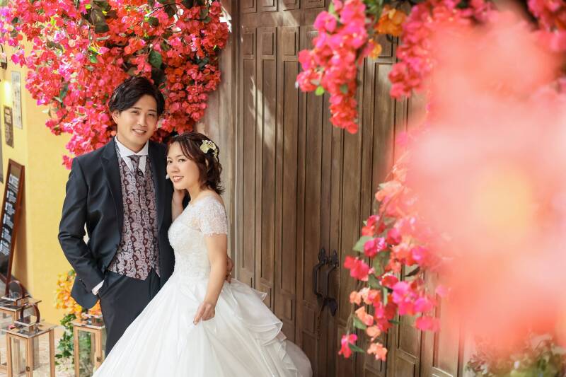 花の隙間に浮かぶ輪郭