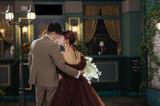 寄り添い、笑い合う二人の物語