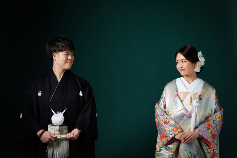 グリーンの背景でシックな和の撮影を