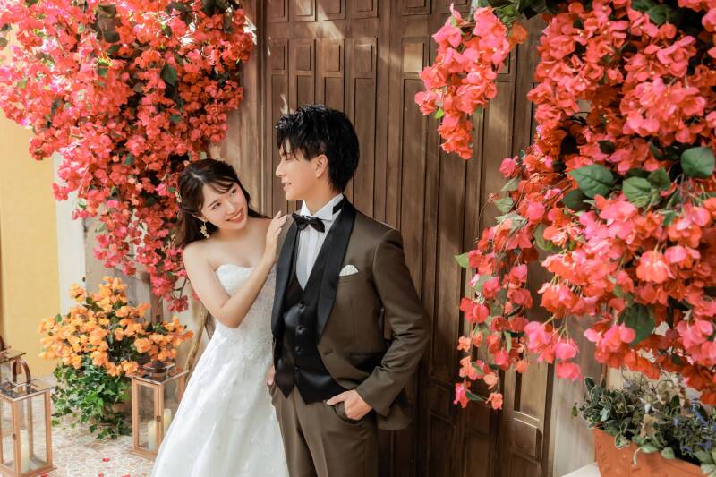 花の下で交わる振り返り