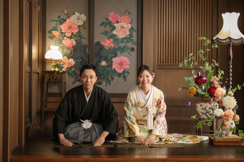 正座で迎える丁寧なご挨拶ショット