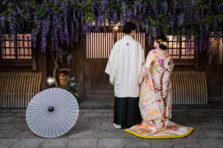 光と配置で変化をつけた洋装と和装の組み合わせ