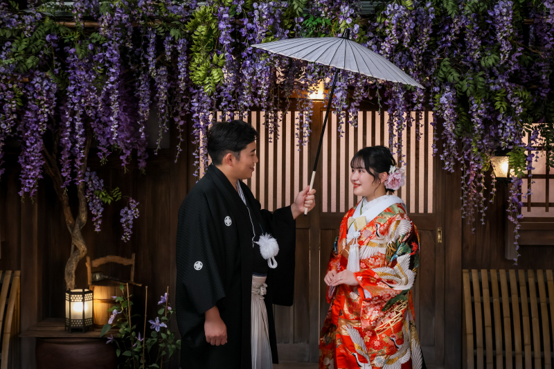 たおやかに咲く藤の花の下で