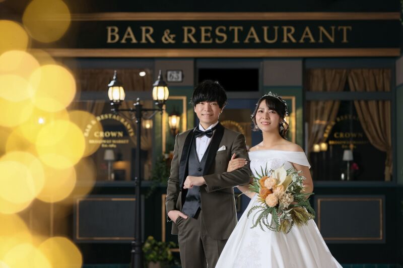 温かな前ボケ光に包まれるスタイリッシュなふたり