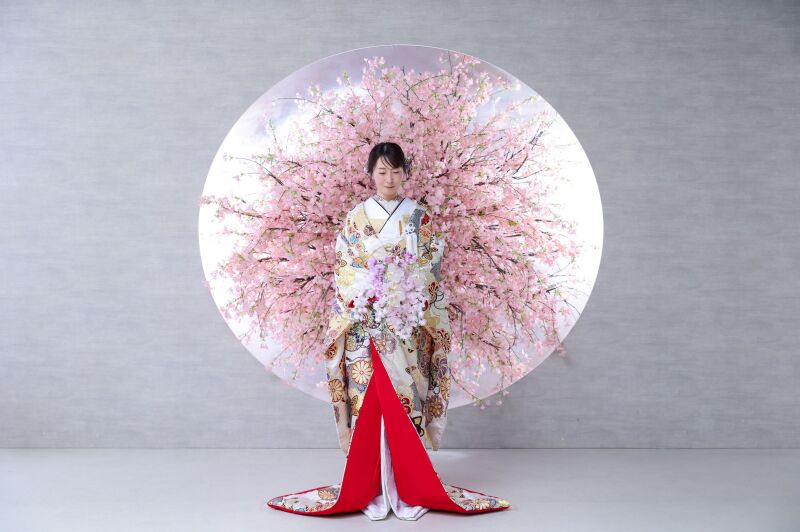 和装ブーケを手に持たれた新婦様のソロカット