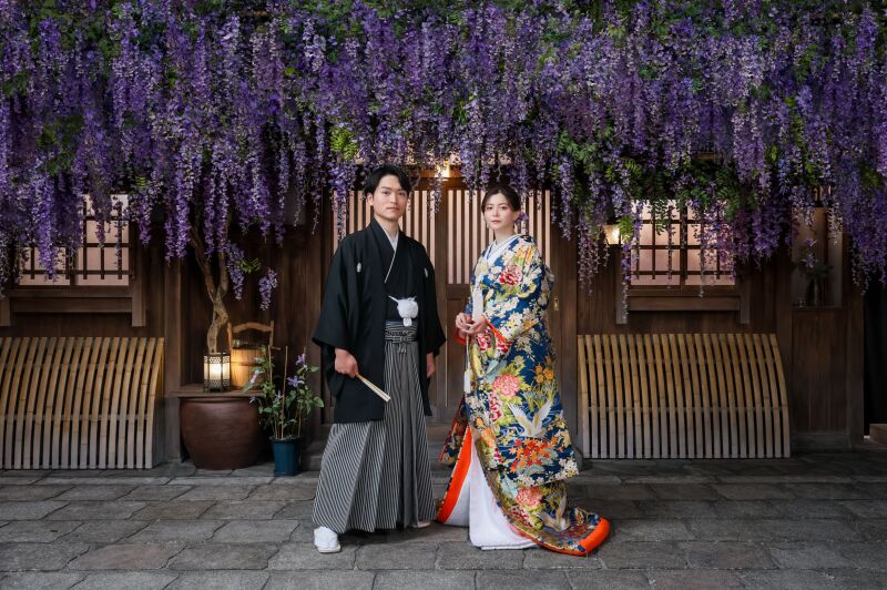 紫藤が垂れ下がる情緒あふれる和装