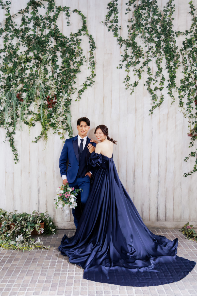 光と緑の間で笑う