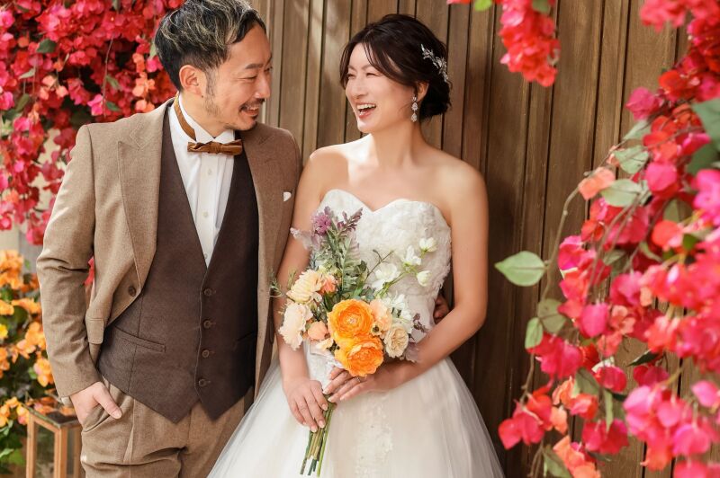 華やかなブーゲンビリアと青のスタジオで叶えるストーリーフォト