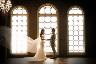 大きな窓の前で