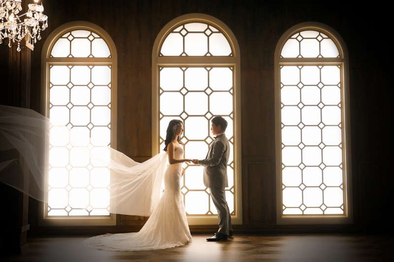 大きな窓の前で