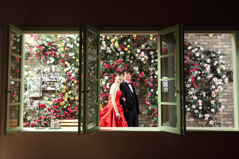 あたたかな日差しに照らされる窓辺