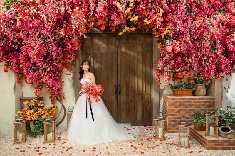 華やかな花々に囲まれたドレス姿