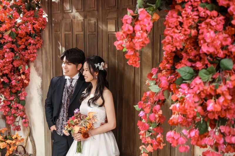 温もりあふれる花々の前で見つめ合う表情
