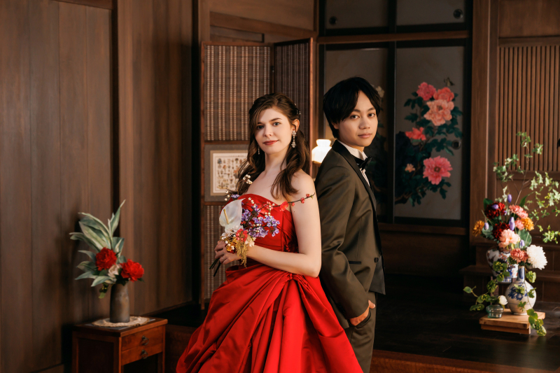 モダンな背景に映える赤