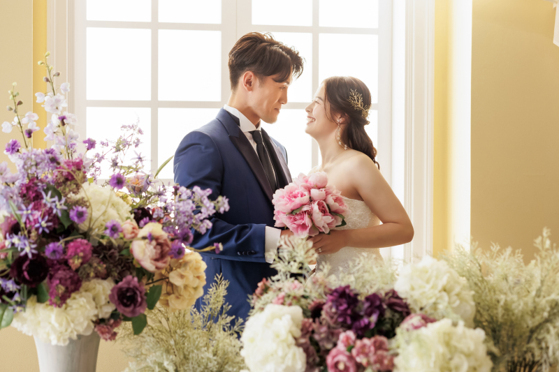 窓辺で咲く、手の中の花