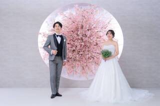 夜景や花々を背景に、所作や視線で物語を感じさせるフォトセット