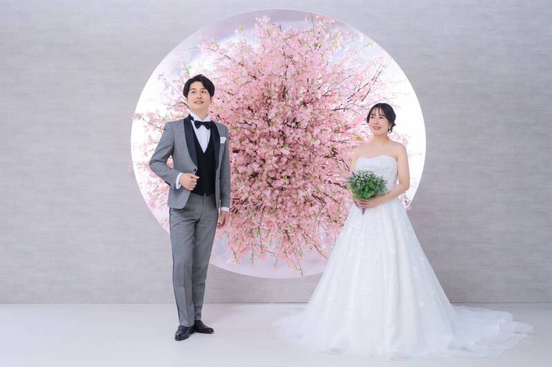 夜景や花々を背景に、所作や視線で物語を感じさせるフォトセット