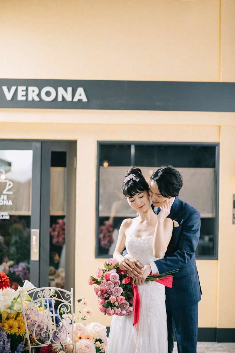 指輪に手を添えて…