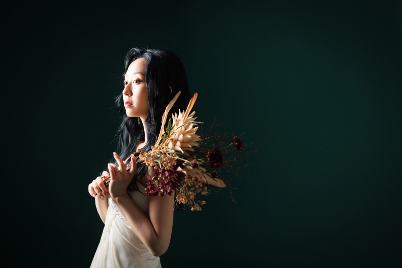 まとうドレスとクールな眼差し