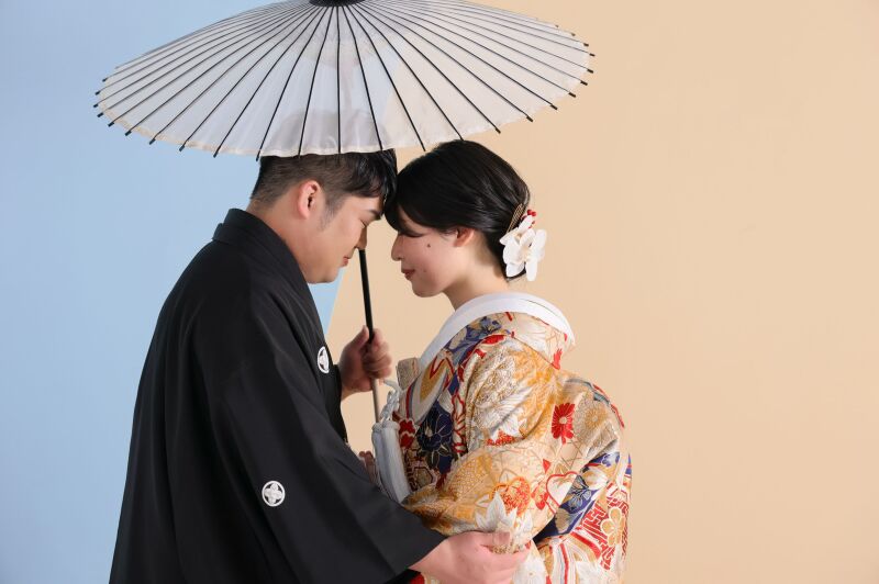 和傘越しに見つめ合う仲睦まじい姿