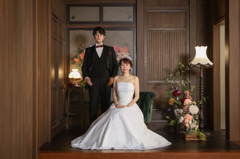 レトロモダンな和室に洋装を合わせた上質ショット