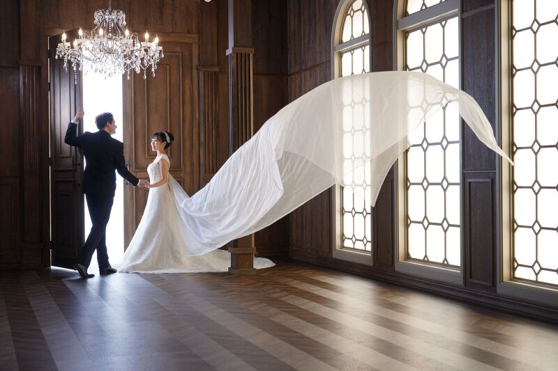 純白のドレスをなびかせて