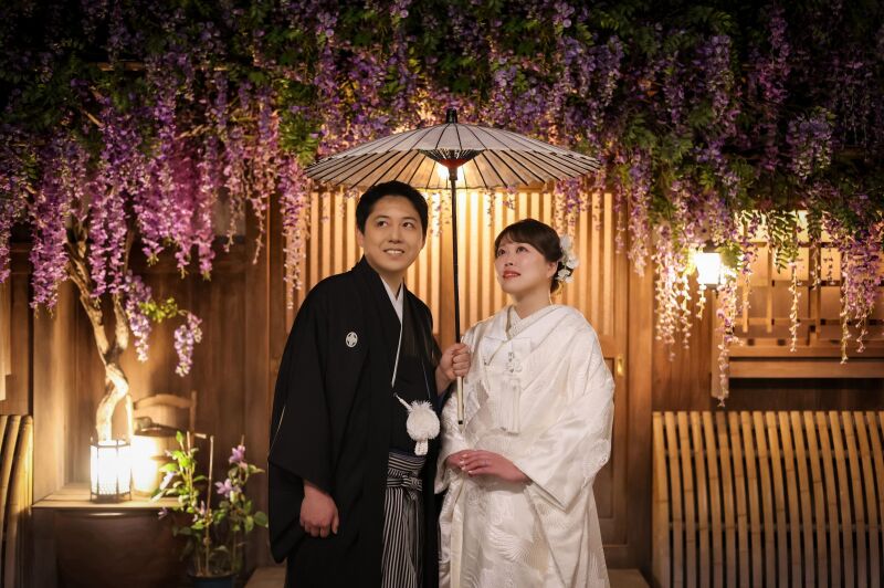 藤の花に包まれる全身ショット