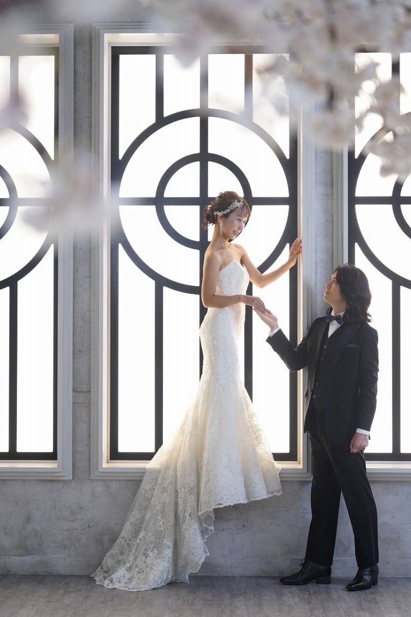 手を取り合って