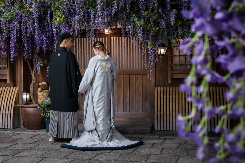 藤の下の後ろ姿