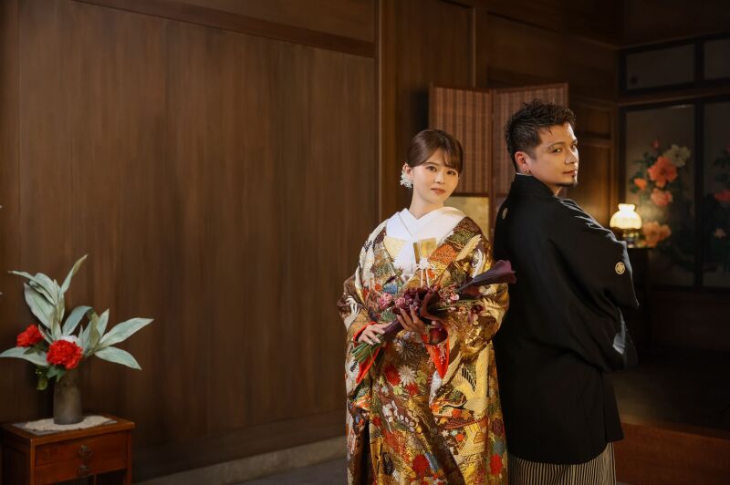 背中合わせで魅せるモードなポージング