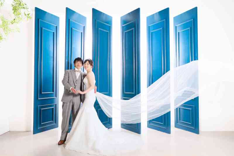 扉を開けた先に広がる白い光は 新たな門出を演出