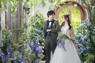 大切な指輪と思い出を残す光とお花のウェディングフォト