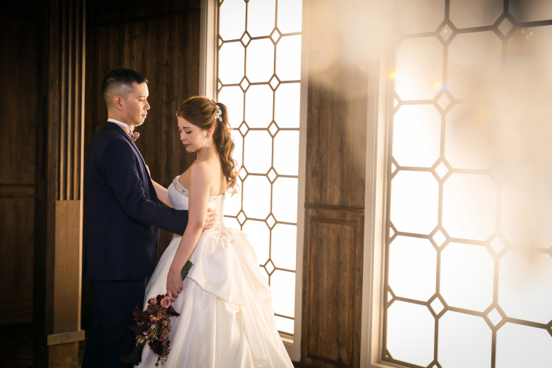 光と影の中で向き合う