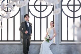 ドレスも色打掛も映える！花と光に包まれた幻想的なスタジオ撮影ショット