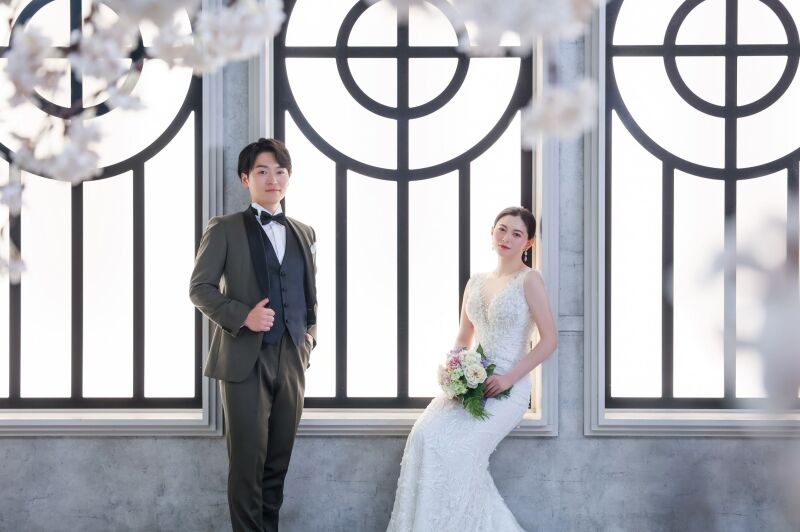 ドレスも色打掛も映える!花と光に包まれた幻想的なスタジオ撮影ショット