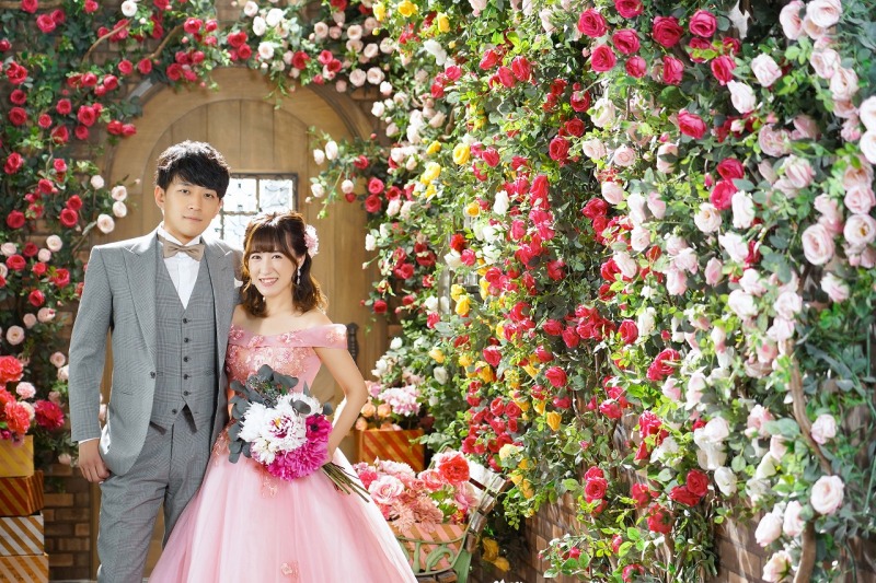 カラフルな花路地で