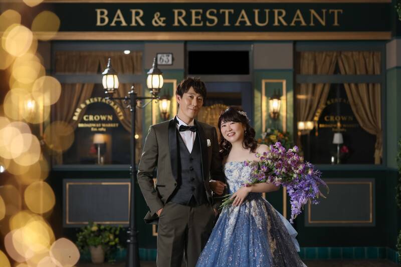 夜の街でふわりと笑う