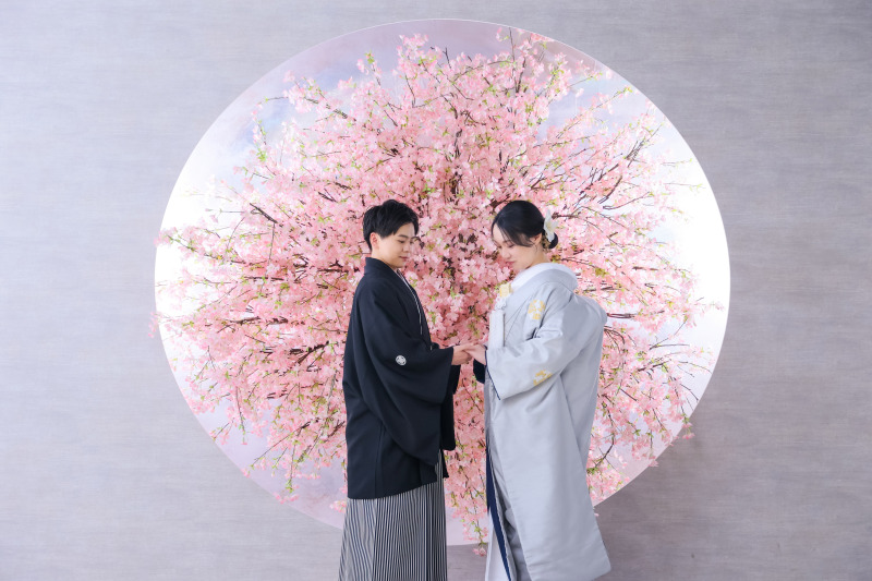 桜の下で手を重ねて