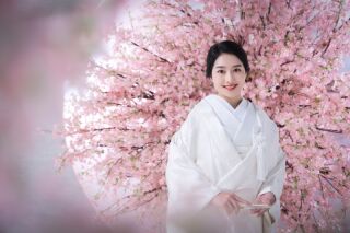 「ホワイト×桜ピンク」で魅せるソロショット