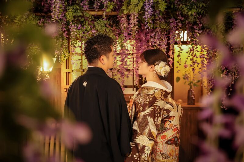 藤越しに見つめ合う温もりある後ろ姿