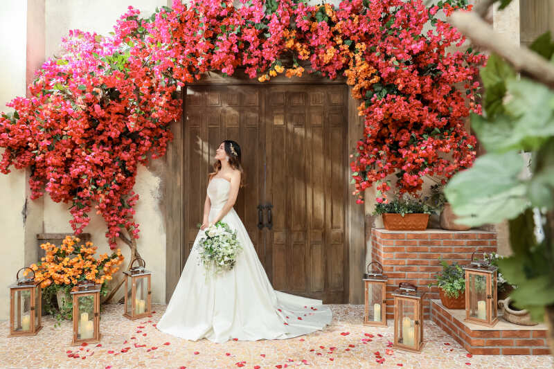 華やかなお花の下で