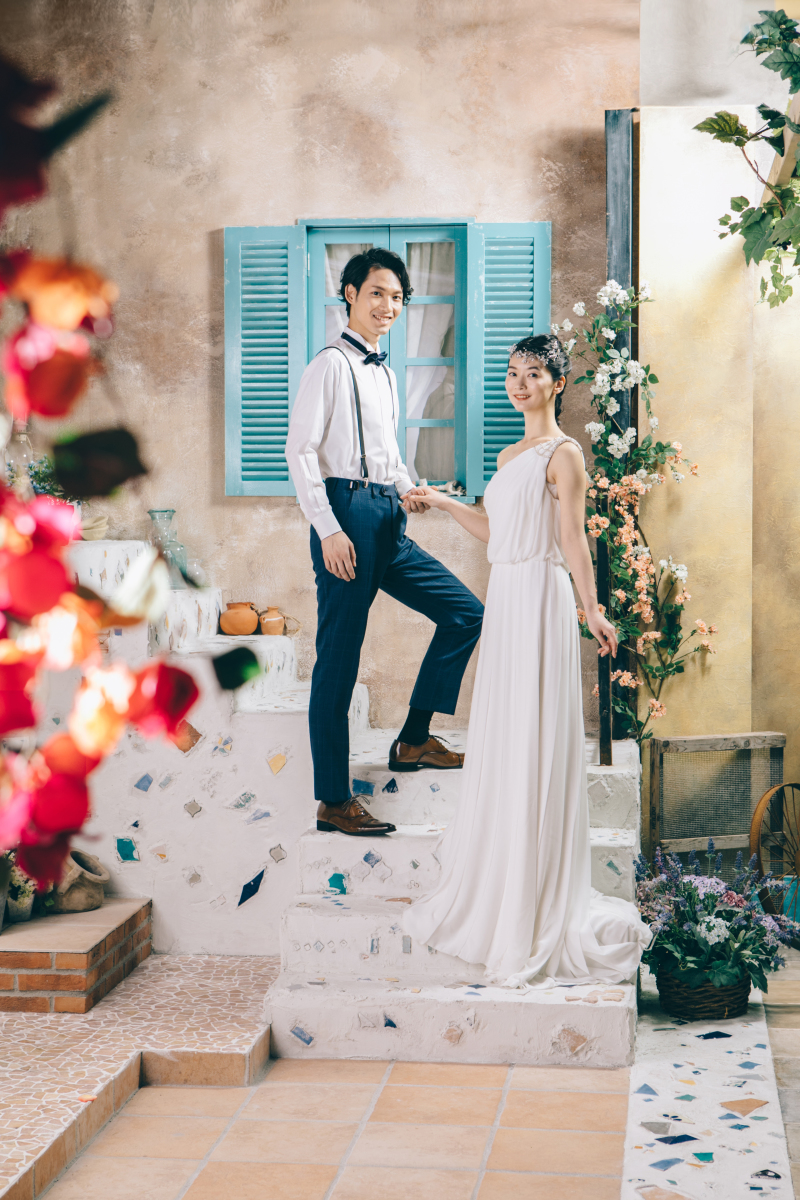 青い小窓の前で