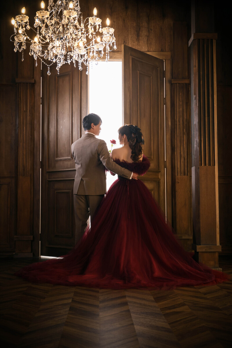 扉の前でそっと差し出す