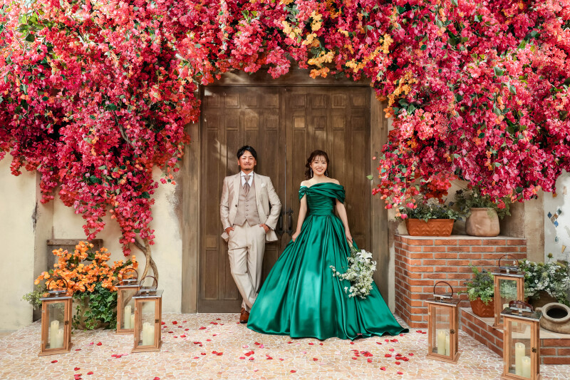 花の下で、ふっと笑う