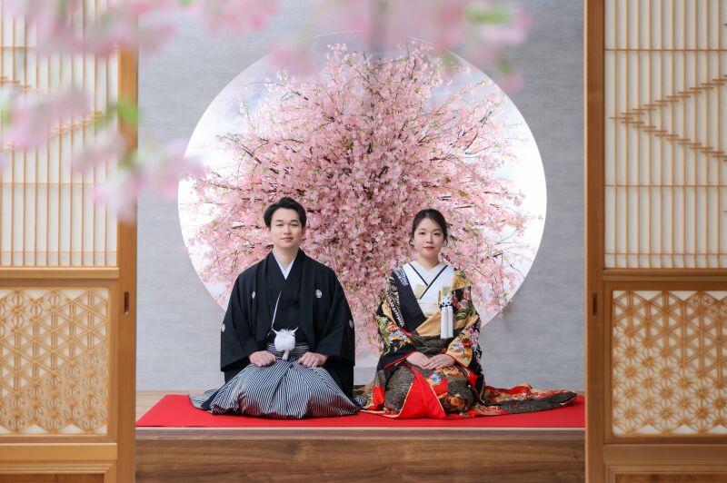 満開の桜と障子越しに見せる凛とした正座ポーズ