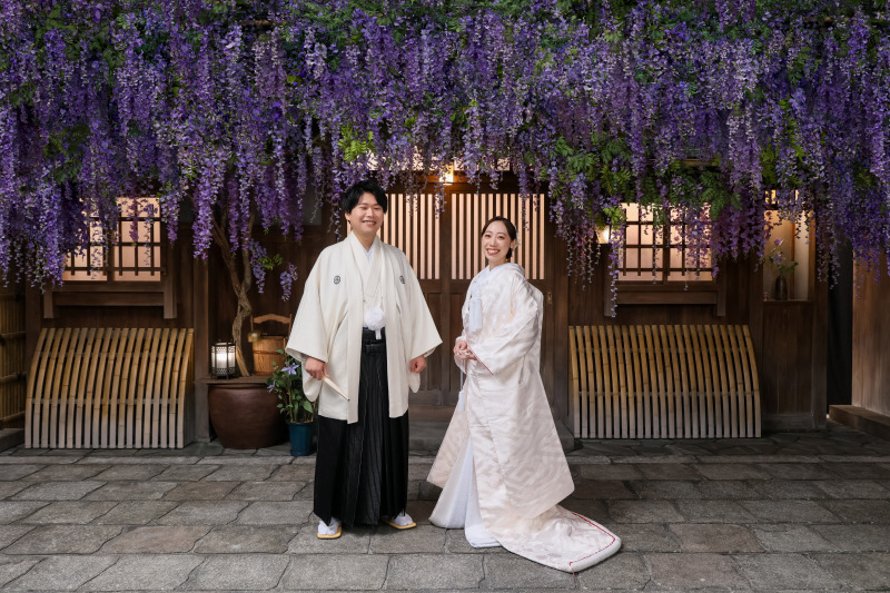 藤の花に囲まれて