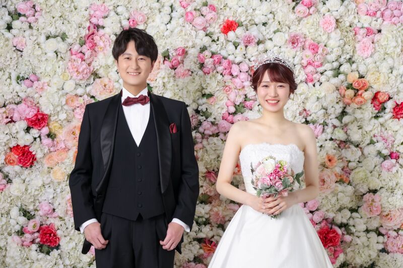 お花いっぱいの背景に包まれた華やか正面カット