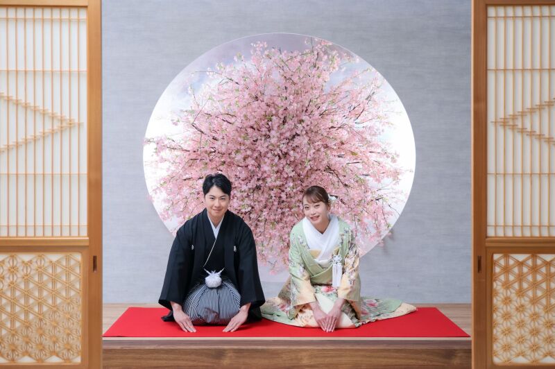 桜を背に正座で交わすご挨拶ショット